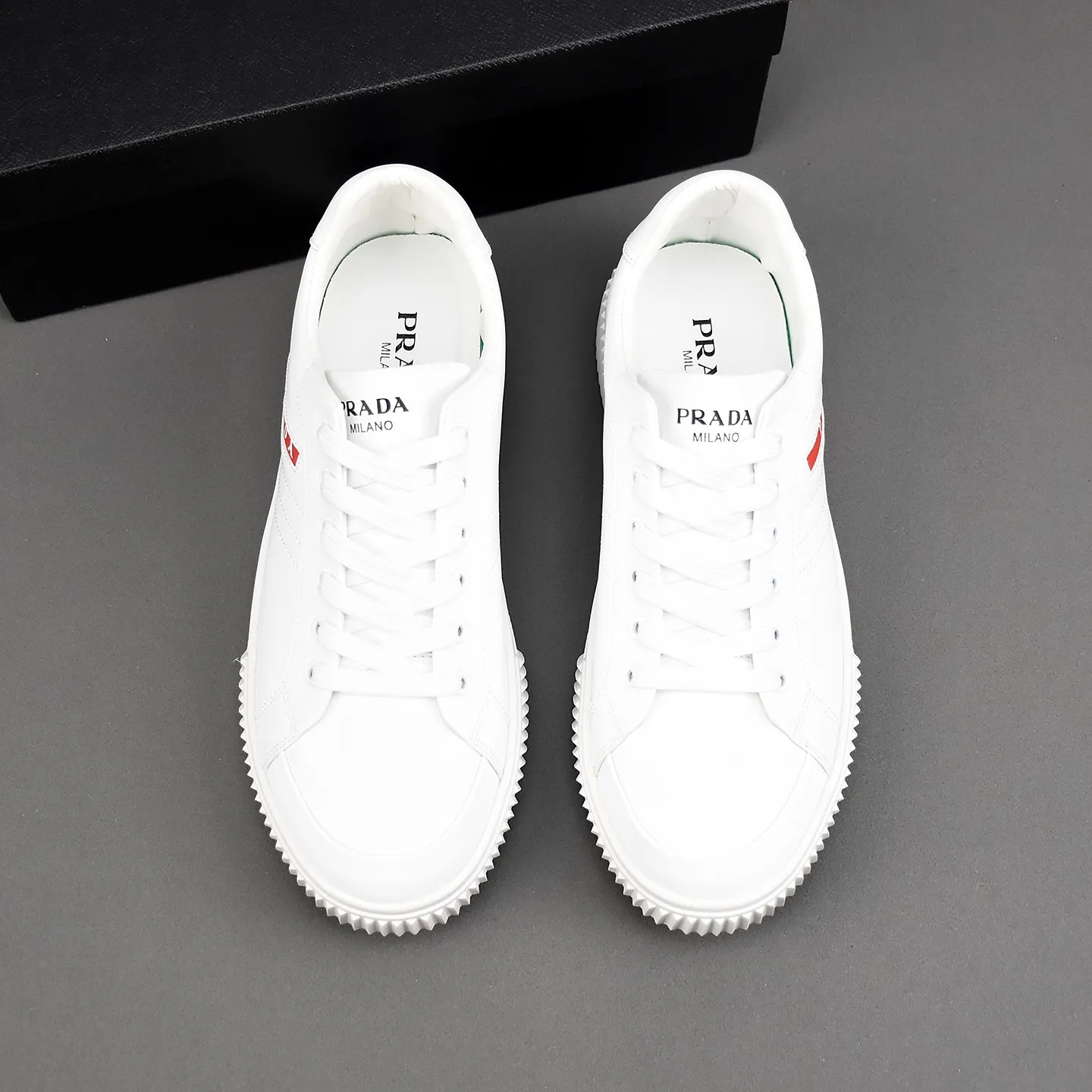 PP420👟👟👟Prada set off the audience! Prada, an international brand that is constantly innovating, this men's casual shoe, the original version, made of cowhide leather at a ratio of one to one at the store, with leather feet and rubber non-slip outsole, breathable and comfortable, quality speaks for itself👄38-44